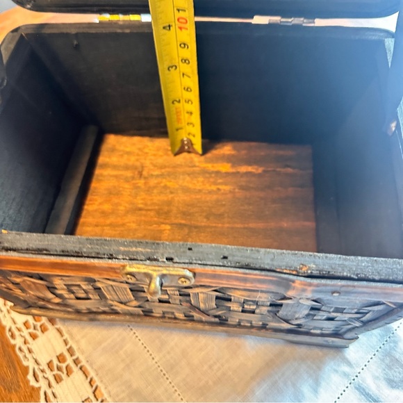 Woven wicker wooden Storage Chest box - read - Picture 6 of 10